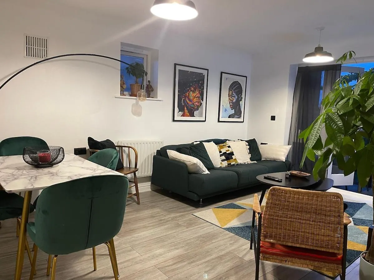 Lovely 2 Bedroom Flat With Free Parking And Wifi London
