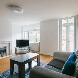 Bright & Welcoming Garden Flat Sleeps 6 In Style Apartment