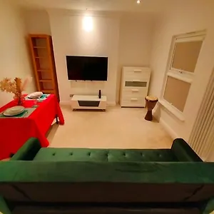 Fully-equipped Flat In The Of London. Apartment