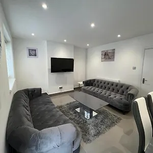 Modern Executive 2-bed In Apartment